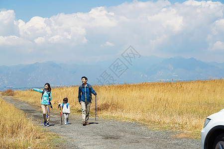 风车儿童快乐家庭徒步旅行背景