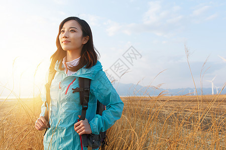 年轻女人背包旅行图片