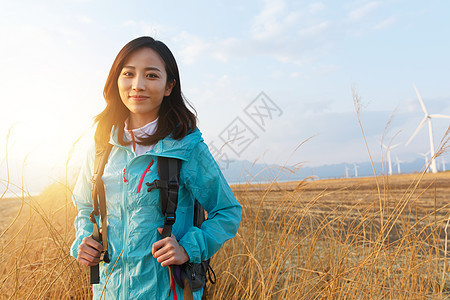 年轻女人背包旅行图片