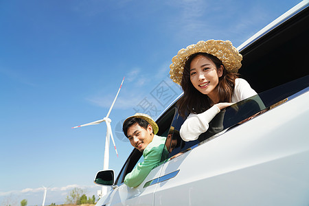 汽车涡轮快乐的青年情侣旅行背景