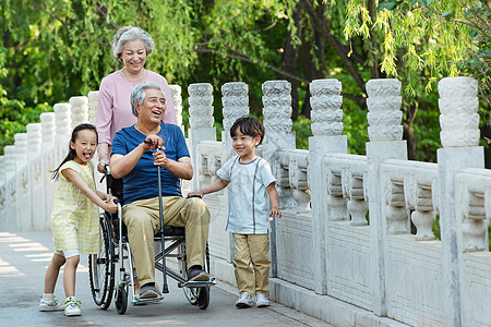 欢乐家庭在公园里图片