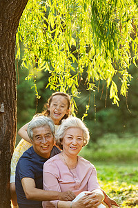 老年夫妇带着孙女在公园里郊游图片