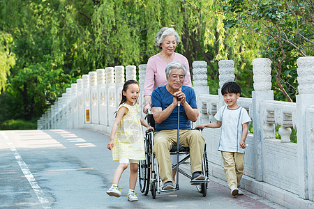 欢乐家庭在公园里图片