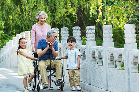 欢乐家庭在公园里图片