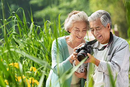 老年夫妇在公园里拍照图片