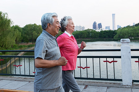 老年夫妇在户外跑步高清图片