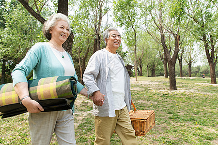 老年夫妇在公园里高清图片