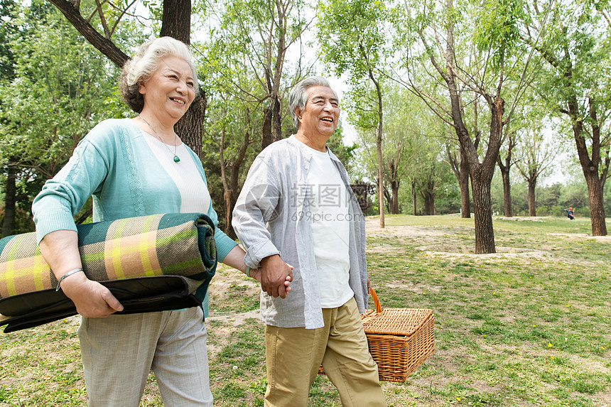 老年夫妇在公园里图片