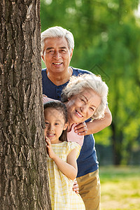老年夫妇带着孙女在公园里郊游图片