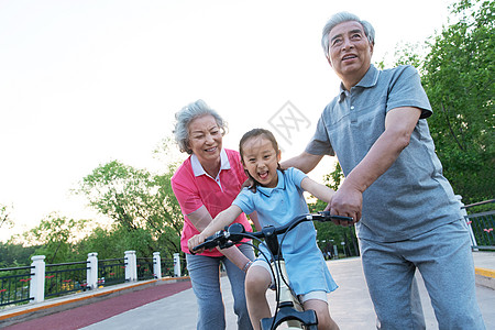 老年夫妇带着孙女骑自行车图片