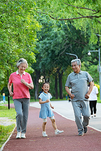 老年夫妇带着孙女在户外跑步图片