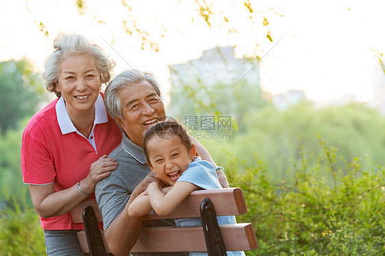 老年夫妇带着孙女在公园里图片