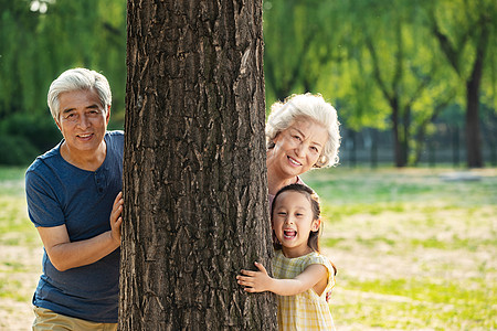 老年夫妇带着孙女在公园里郊游图片