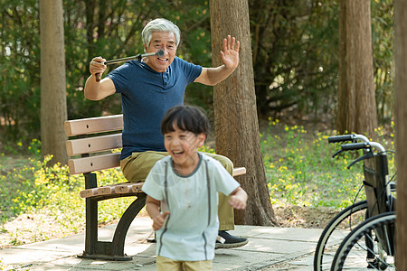 儿童轮椅老人和孩子在户外玩耍背景