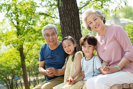 老年夫妇带着孩子们郊游图片