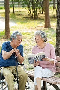 老年夫妇坐在公园里看书图片