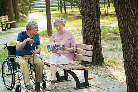 老年夫妇坐在公园里看书图片