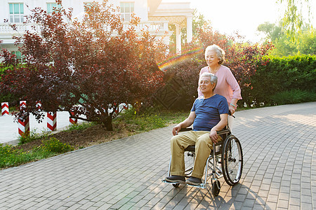 老年人推着坐轮椅的老伴图片