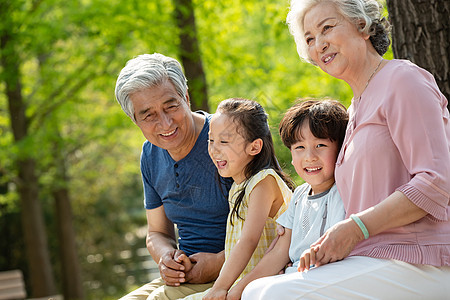 老年夫妇带着孩子们郊游图片