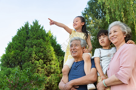 老年夫妇带着孩子们郊游图片