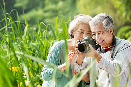 老年夫妇在公园里拍照图片