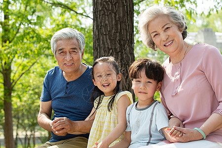 老年夫妇带着孩子们郊游图片