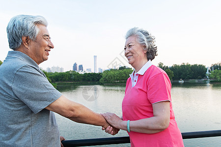 幸福的老年夫妇图片