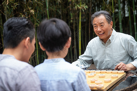 祖孙三人下象棋图片