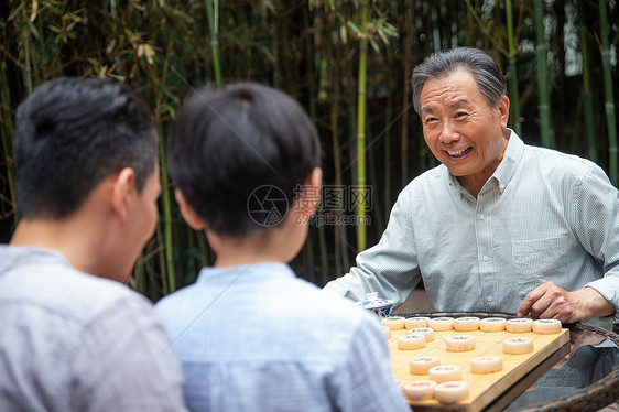 祖孙三人下象棋图片