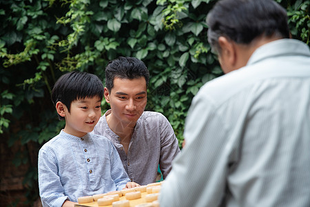 祖孙三人下象棋图片