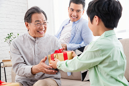 孩子给祖父送礼物图片