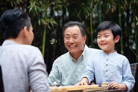 祖孙三人下象棋图片