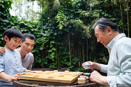 祖孙三人下象棋图片