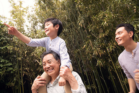 祖孙三人户外玩耍图片