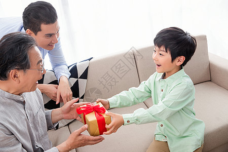 孩子给祖父送礼物图片