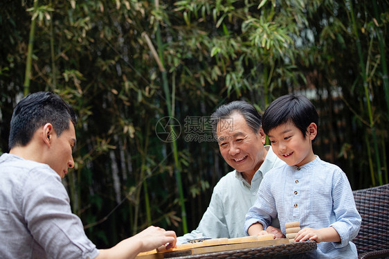 祖孙三人下象棋图片