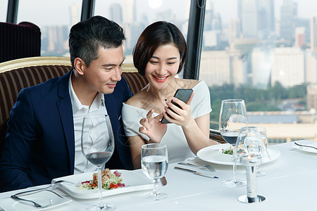 青年夫妇在餐厅用餐图片