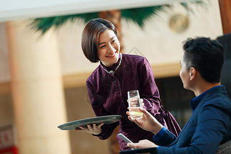 酒店服务员给顾客端水图片