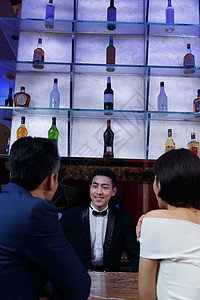 酒吧服务员青年夫妇在餐厅用餐背景