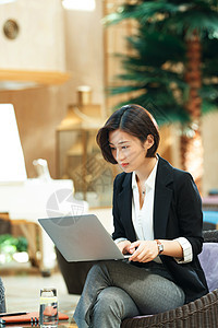 商务女士使用笔记本电脑图片