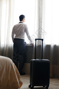 青年男士站在酒店房间里图片