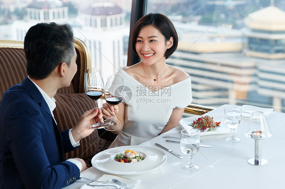 青年夫妇在餐厅用餐图片