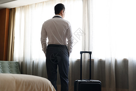 青年男士站在酒店房间里图片