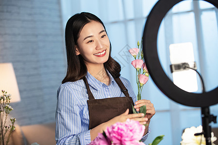 青年女人在线直播插花艺术图片