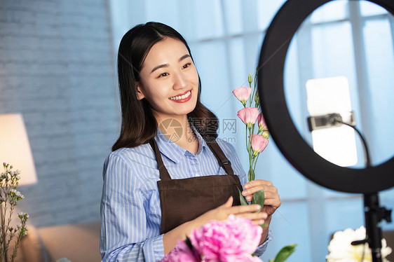 青年女人在线直播插花艺术图片