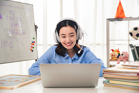 青年女人在线直播教育图片