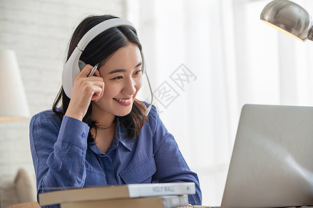 青年女人在线学习图片