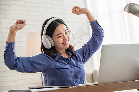 戴着耳机的青年女人图片