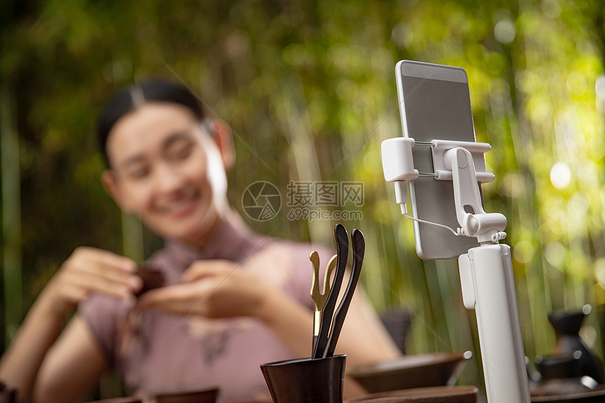 青年女人在线直播茶艺图片