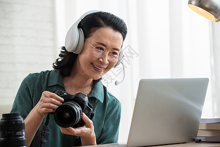 耳机摄影老年人在线学习摄影背景